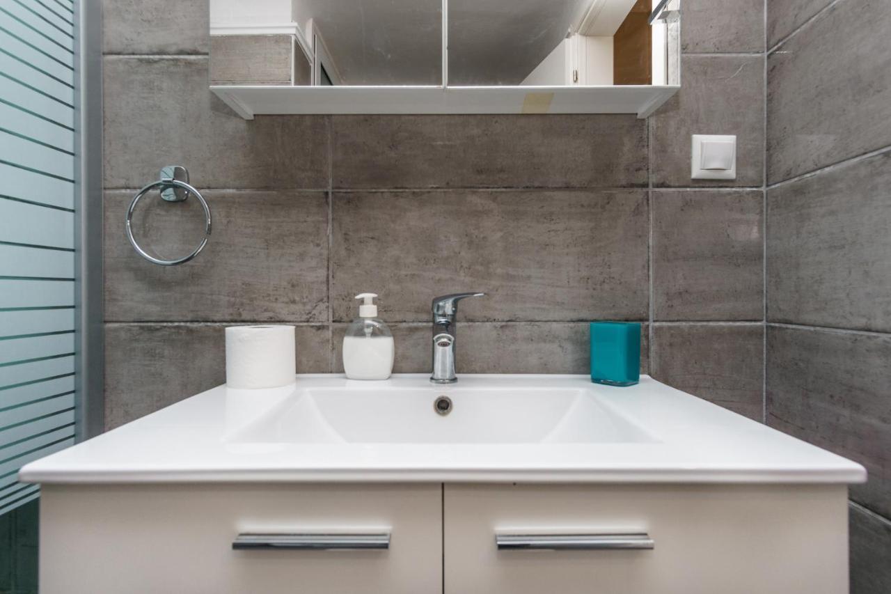 C.4 Red Rose #Colony_Central_Apartment Солун Екстериор снимка